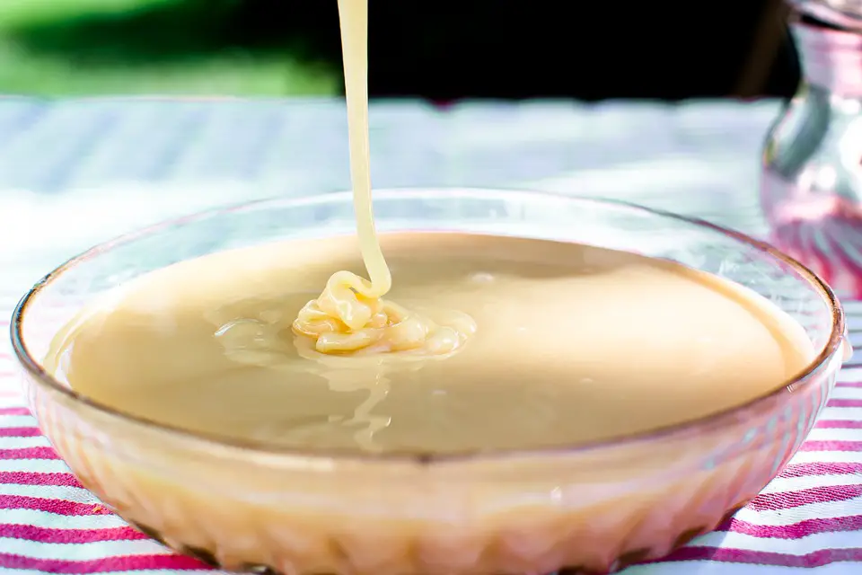 ¿Cómo sustituir la leche evaporada por leche condensada azucarada en recetas de repostería?