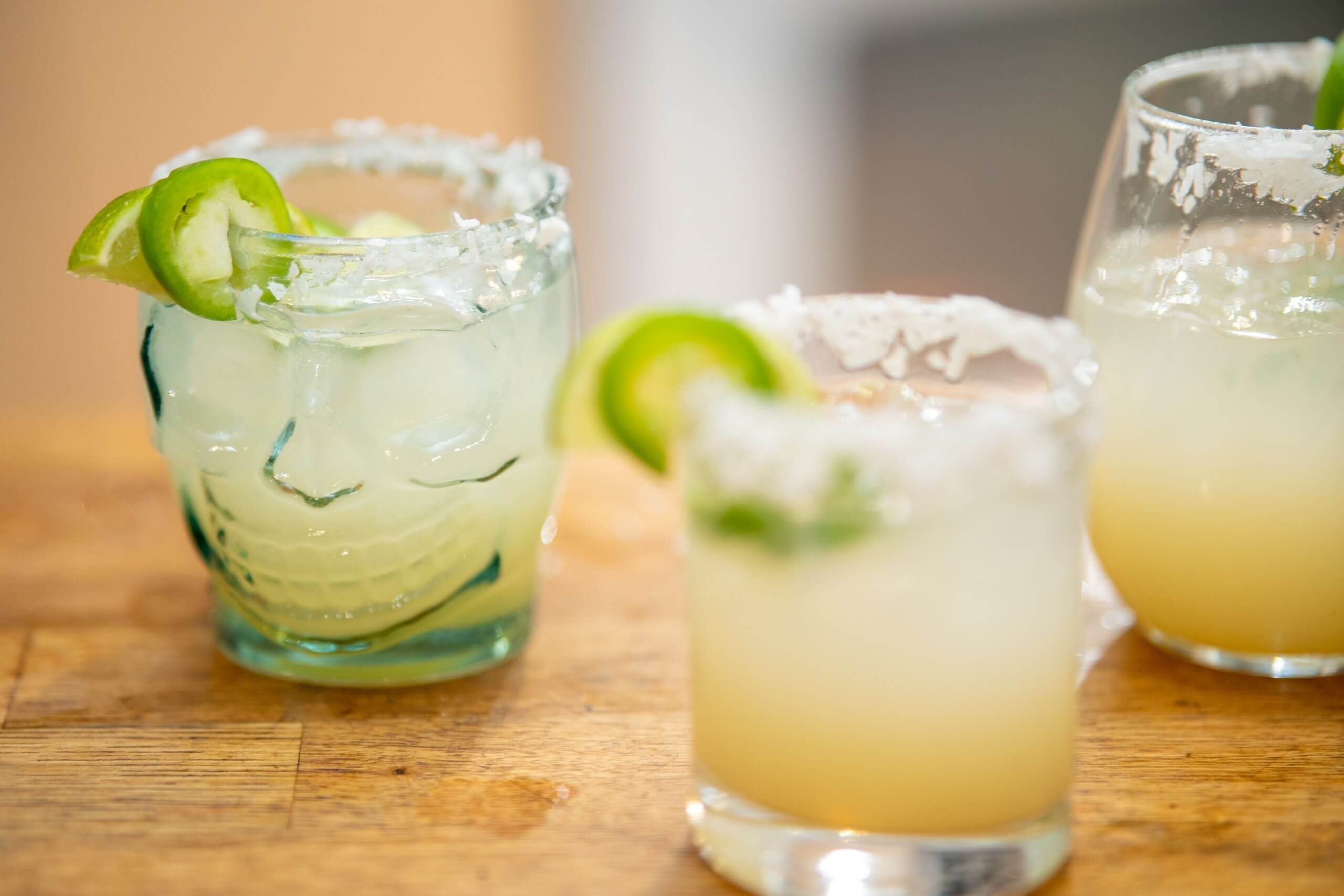 Cóctel margarita con borde de sal kosher