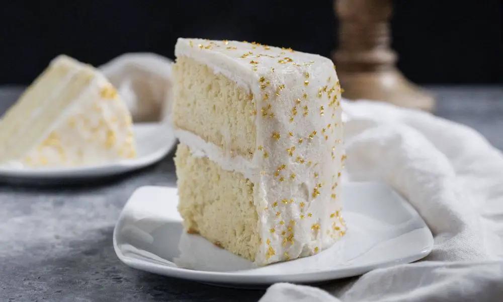 ¿Puedo reemplazar el agua con leche en la mezcla para pastel?
